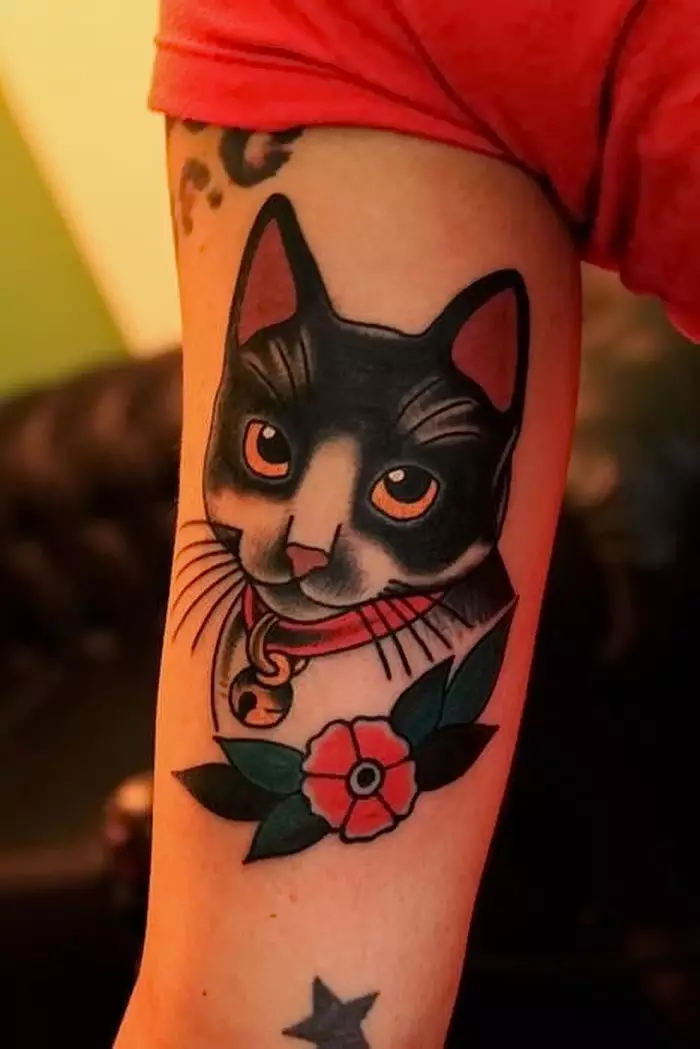 タトゥー「猫」（64写真）：スケッチと意味、手の上の黒猫、体の他の部分、帽子の猫、男性と女性のためのタトゥーの猫 13966_31