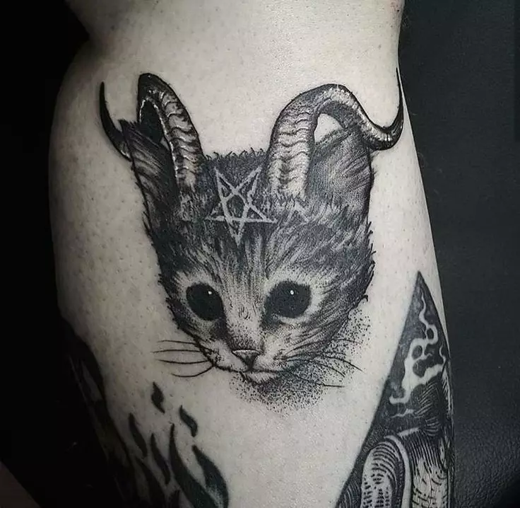 タトゥー「猫」（64写真）：スケッチと意味、手の上の黒猫、体の他の部分、帽子の猫、男性と女性のためのタトゥーの猫 13966_37
