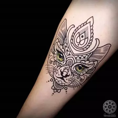 タトゥー「猫」（64写真）：スケッチと意味、手の上の黒猫、体の他の部分、帽子の猫、男性と女性のためのタトゥーの猫 13966_47