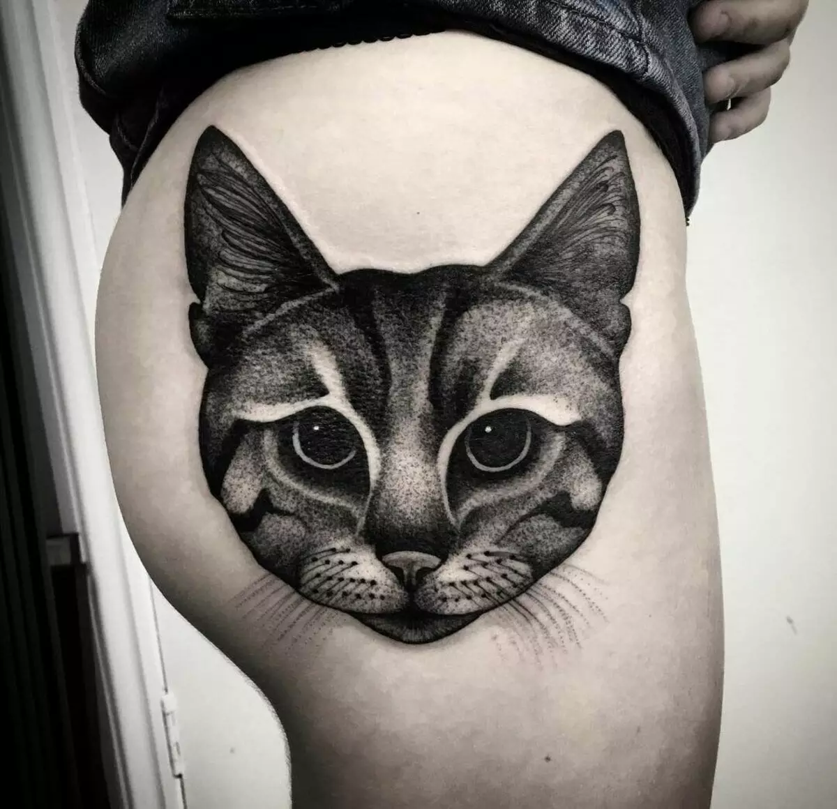 タトゥー「猫」（64写真）：スケッチと意味、手の上の黒猫、体の他の部分、帽子の猫、男性と女性のためのタトゥーの猫 13966_5