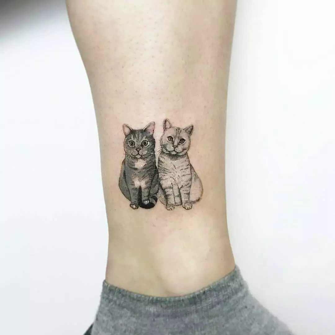 タトゥー「猫」（64写真）：スケッチと意味、手の上の黒猫、体の他の部分、帽子の猫、男性と女性のためのタトゥーの猫 13966_50