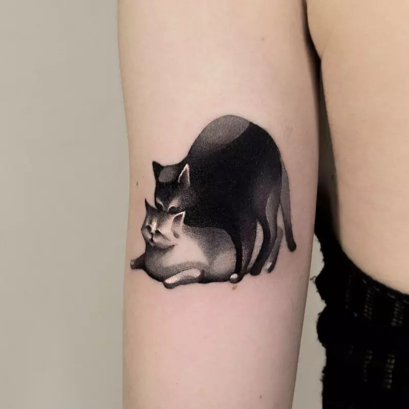 タトゥー「猫」（64写真）：スケッチと意味、手の上の黒猫、体の他の部分、帽子の猫、男性と女性のためのタトゥーの猫 13966_51