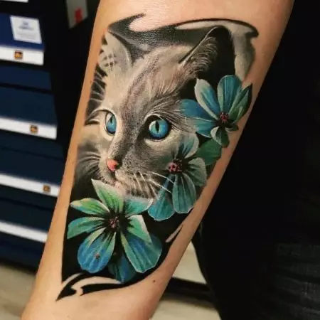 タトゥー「猫」（64写真）：スケッチと意味、手の上の黒猫、体の他の部分、帽子の猫、男性と女性のためのタトゥーの猫 13966_58