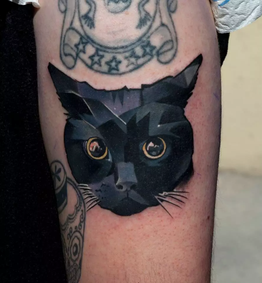 タトゥー「猫」（64写真）：スケッチと意味、手の上の黒猫、体の他の部分、帽子の猫、男性と女性のためのタトゥーの猫 13966_7