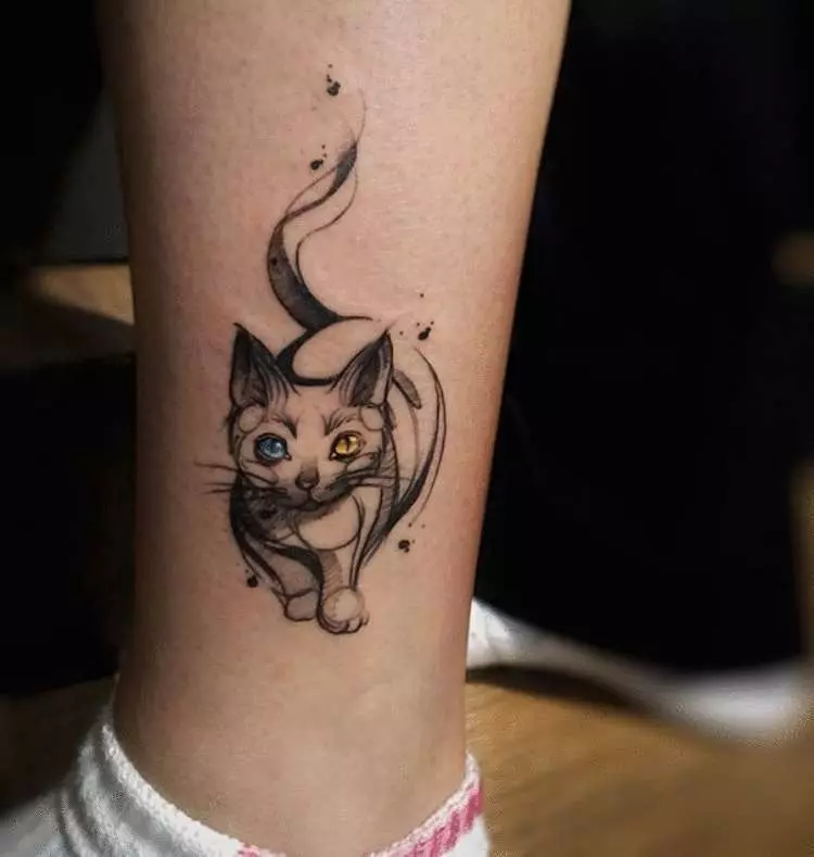 タトゥー「猫」（64写真）：スケッチと意味、手の上の黒猫、体の他の部分、帽子の猫、男性と女性のためのタトゥーの猫 13966_9