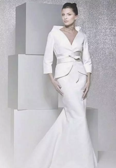 Kasal costume (99 mga larawan): Para sa mga bride, eleganteng puti, modelo ng fashion 2021 1396_21