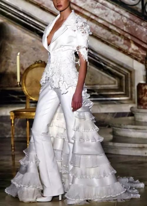 Kasal costume (99 mga larawan): Para sa mga bride, eleganteng puti, modelo ng fashion 2021 1396_23