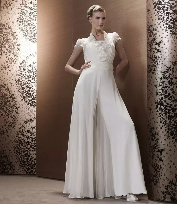 Kasal costume (99 mga larawan): Para sa mga bride, eleganteng puti, modelo ng fashion 2021 1396_26