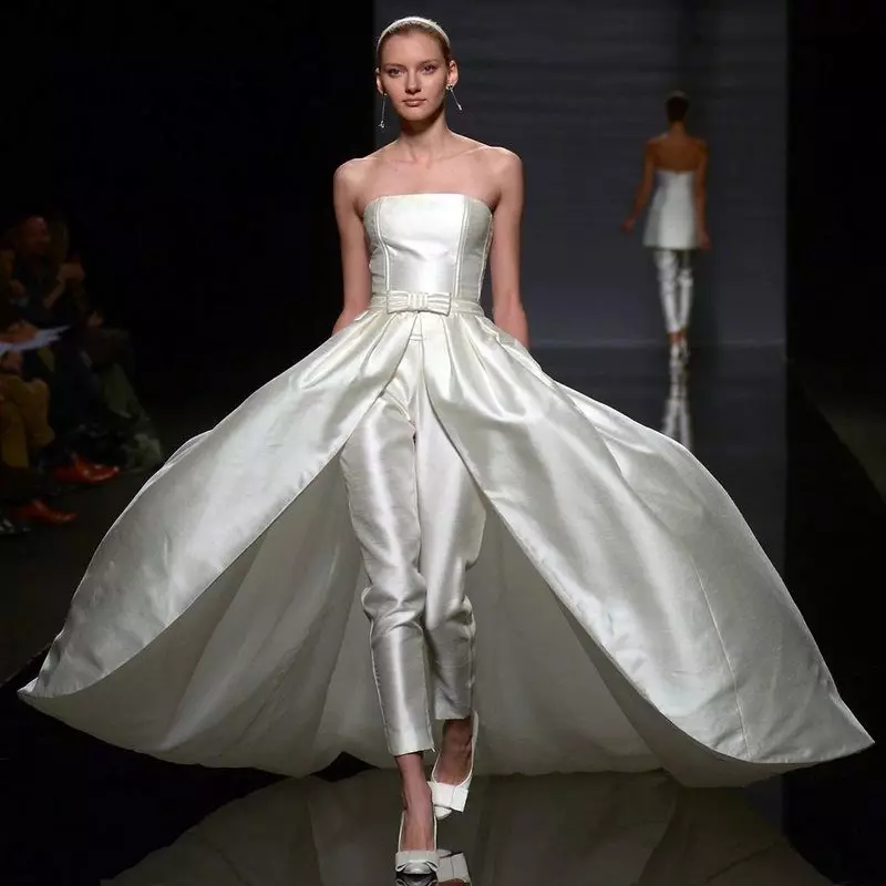 Kasal costume (99 mga larawan): Para sa mga bride, eleganteng puti, modelo ng fashion 2021 1396_28