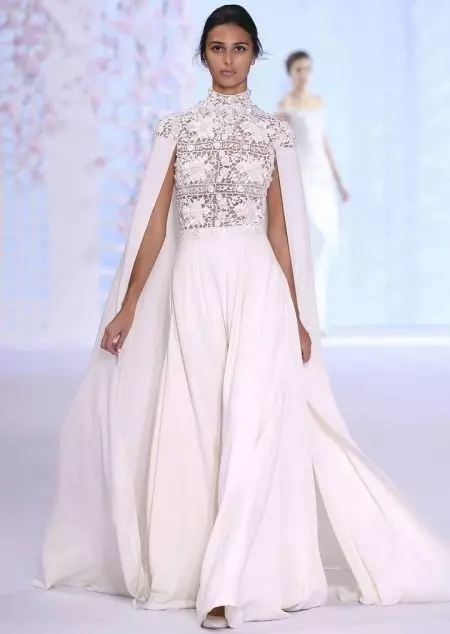 Kasal costume (99 mga larawan): Para sa mga bride, eleganteng puti, modelo ng fashion 2021 1396_30