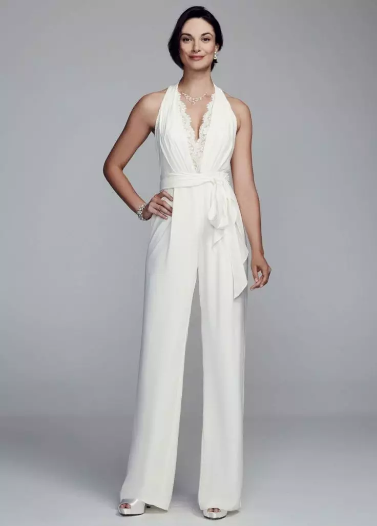 Kasal costume (99 mga larawan): Para sa mga bride, eleganteng puti, modelo ng fashion 2021 1396_37
