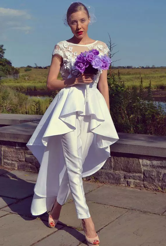Kasal costume (99 mga larawan): Para sa mga bride, eleganteng puti, modelo ng fashion 2021 1396_39