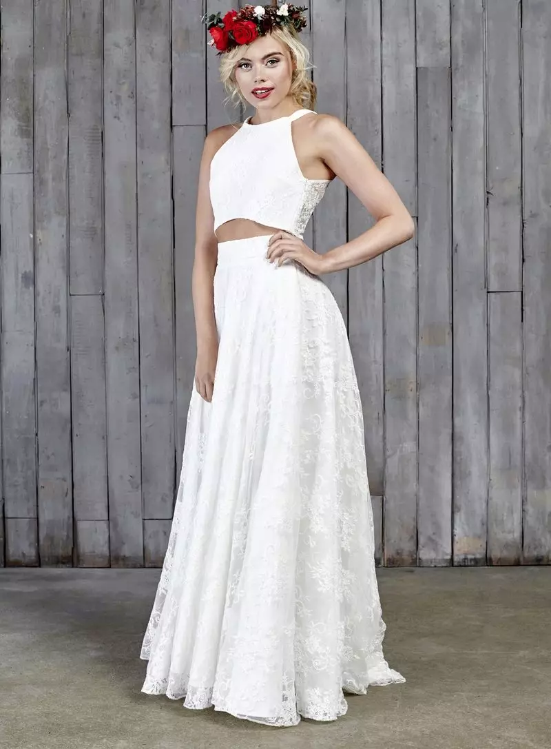Kasal costume (99 mga larawan): Para sa mga bride, eleganteng puti, modelo ng fashion 2021 1396_41