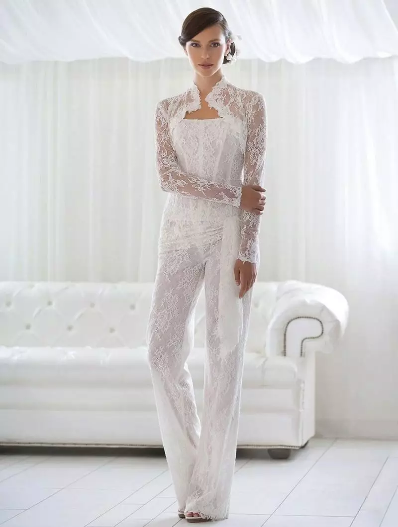 Kasal costume (99 mga larawan): Para sa mga bride, eleganteng puti, modelo ng fashion 2021 1396_45