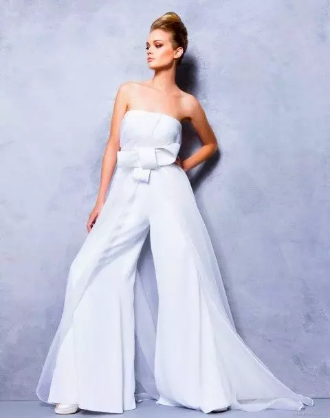 Kasal costume (99 mga larawan): Para sa mga bride, eleganteng puti, modelo ng fashion 2021 1396_61