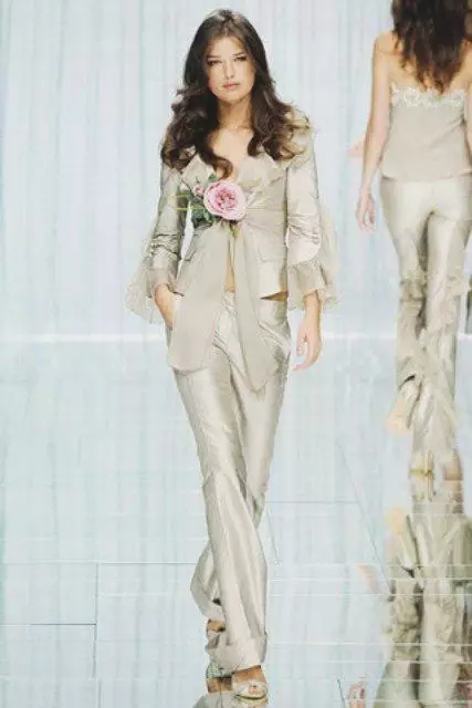 Kasal costume (99 mga larawan): Para sa mga bride, eleganteng puti, modelo ng fashion 2021 1396_67