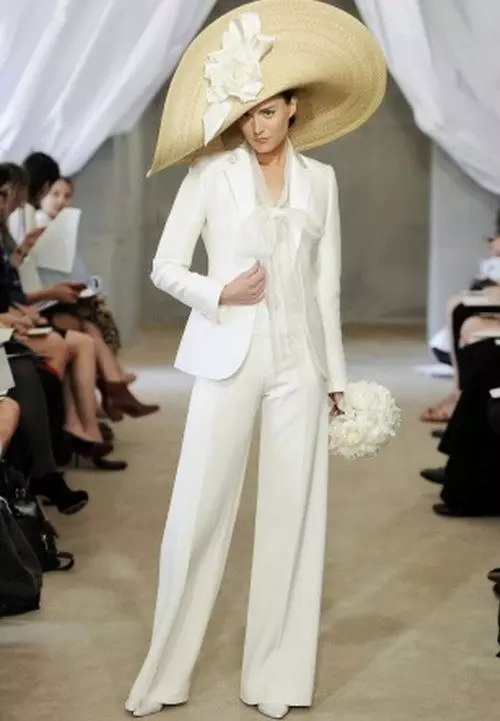 Kasal costume (99 mga larawan): Para sa mga bride, eleganteng puti, modelo ng fashion 2021 1396_74