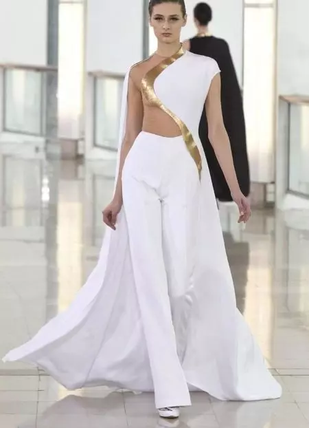 Kasal costume (99 mga larawan): Para sa mga bride, eleganteng puti, modelo ng fashion 2021 1396_80