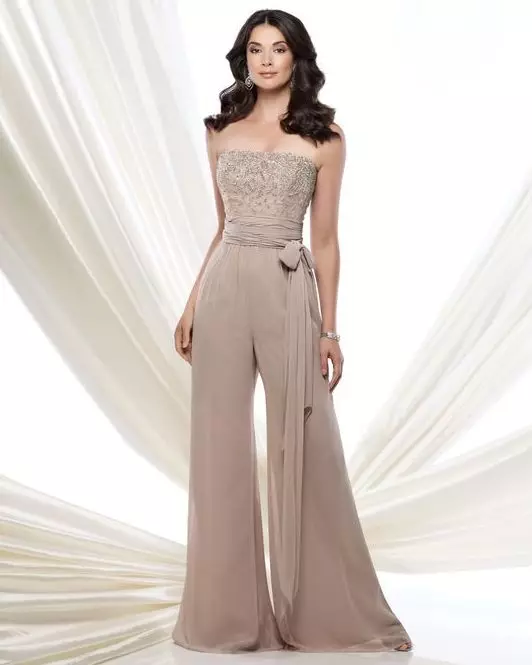 Kasal costume (99 mga larawan): Para sa mga bride, eleganteng puti, modelo ng fashion 2021 1396_82