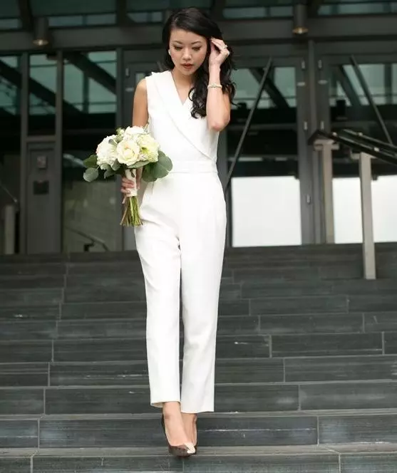 Kasal costume (99 mga larawan): Para sa mga bride, eleganteng puti, modelo ng fashion 2021 1396_89