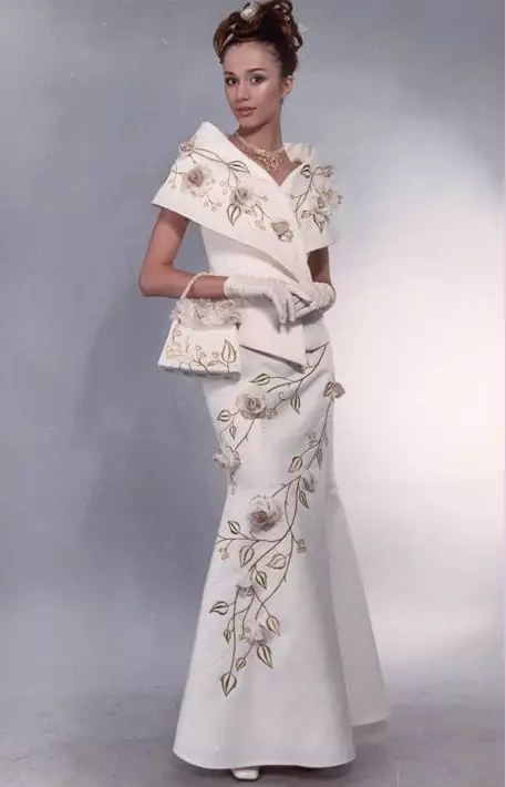 Kasal costume (99 mga larawan): Para sa mga bride, eleganteng puti, modelo ng fashion 2021 1396_95