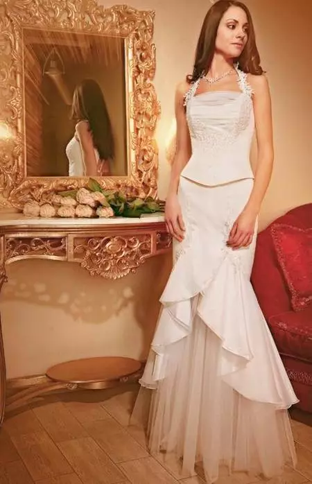Kasal costume (99 mga larawan): Para sa mga bride, eleganteng puti, modelo ng fashion 2021 1396_96