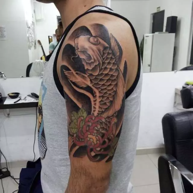 タトゥー「CARP」：男性と女の子のための入れ墨の価値、スケッチ、手の上、そして肩の上、前腕の上、黄金の中国の鯉やその他の選択肢の例 13971_14