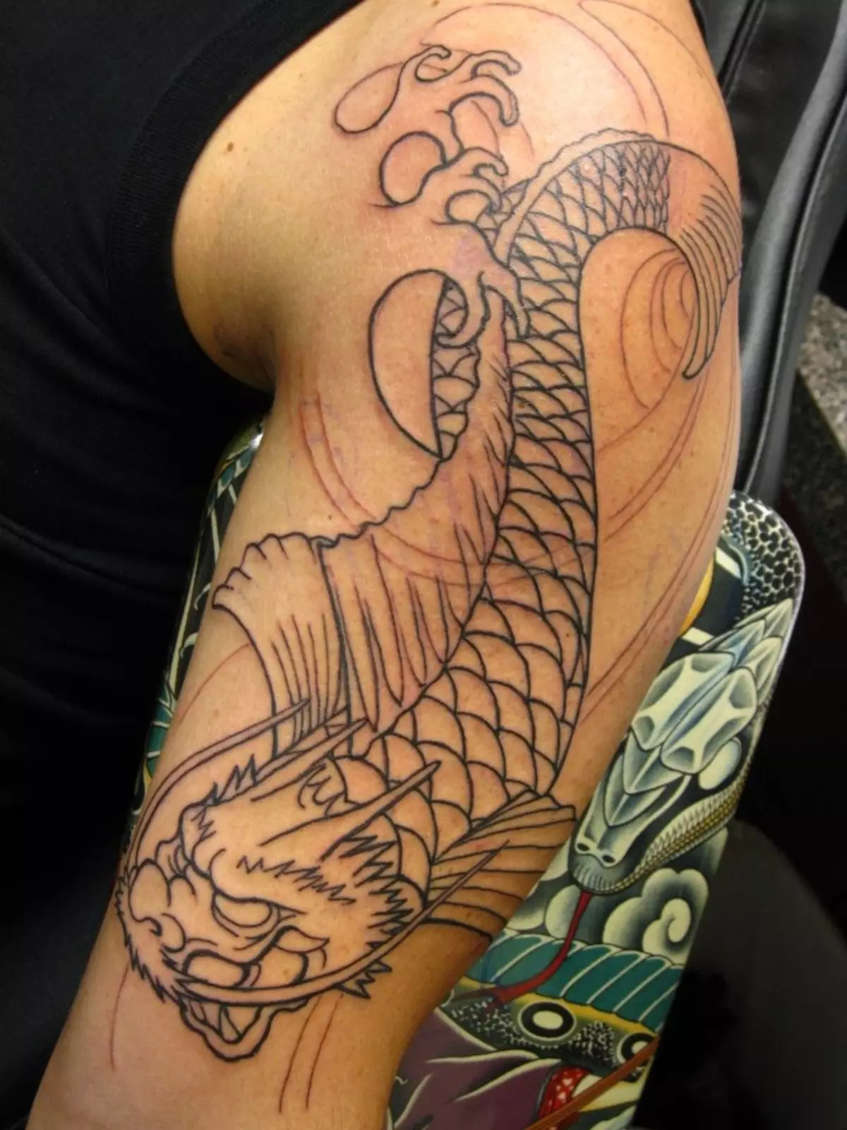 タトゥー「CARP」：男性と女の子のための入れ墨の価値、スケッチ、手の上、そして肩の上、前腕の上、黄金の中国の鯉やその他の選択肢の例 13971_25