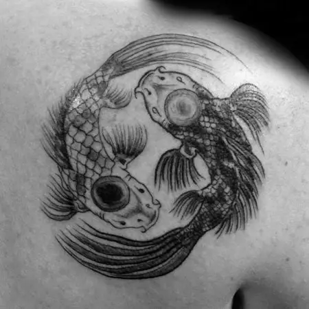 タトゥー「CARP」：男性と女の子のための入れ墨の価値、スケッチ、手の上、そして肩の上、前腕の上、黄金の中国の鯉やその他の選択肢の例 13971_27