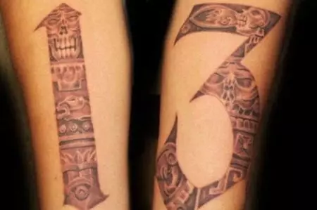 Tattoo s číslic 13: Hodnota a náčrtky. Co znamená číslo na krku a na straně, v jiných částech těla pro muže a dívky? 13972_11