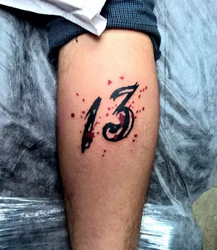 Tatuaż z cyfrą 13: Wartość i szkice. Co robi numer na szyi i na rękę, w innych częściach ciała dla mężczyzn i dziewcząt? 13972_2