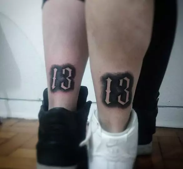 Tattoo with Digit 13` արժեք եւ էսքիզներ: Ինչ է նշանակում պարանոցի եւ ձեռքի վրա գտնվող համարը տղամարդկանց եւ աղջիկների մարմնի այլ մասերում: 13972_22
