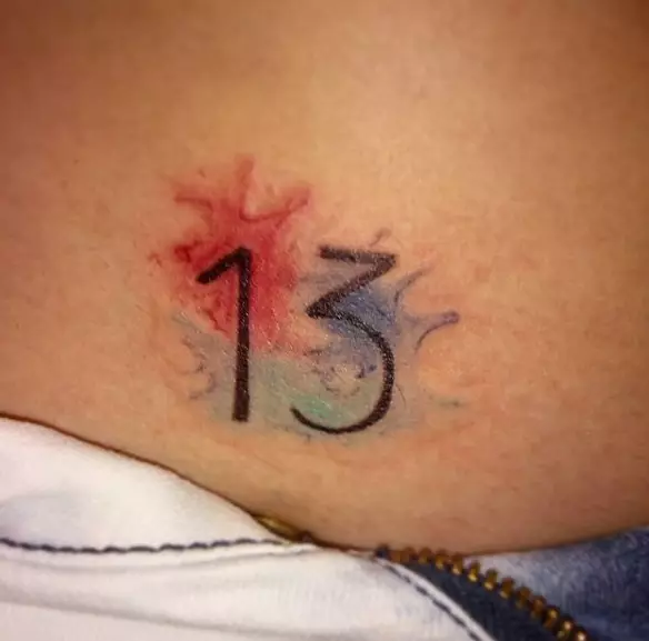 Tattoo with Digit 13` արժեք եւ էսքիզներ: Ինչ է նշանակում պարանոցի եւ ձեռքի վրա գտնվող համարը տղամարդկանց եւ աղջիկների մարմնի այլ մասերում: 13972_25
