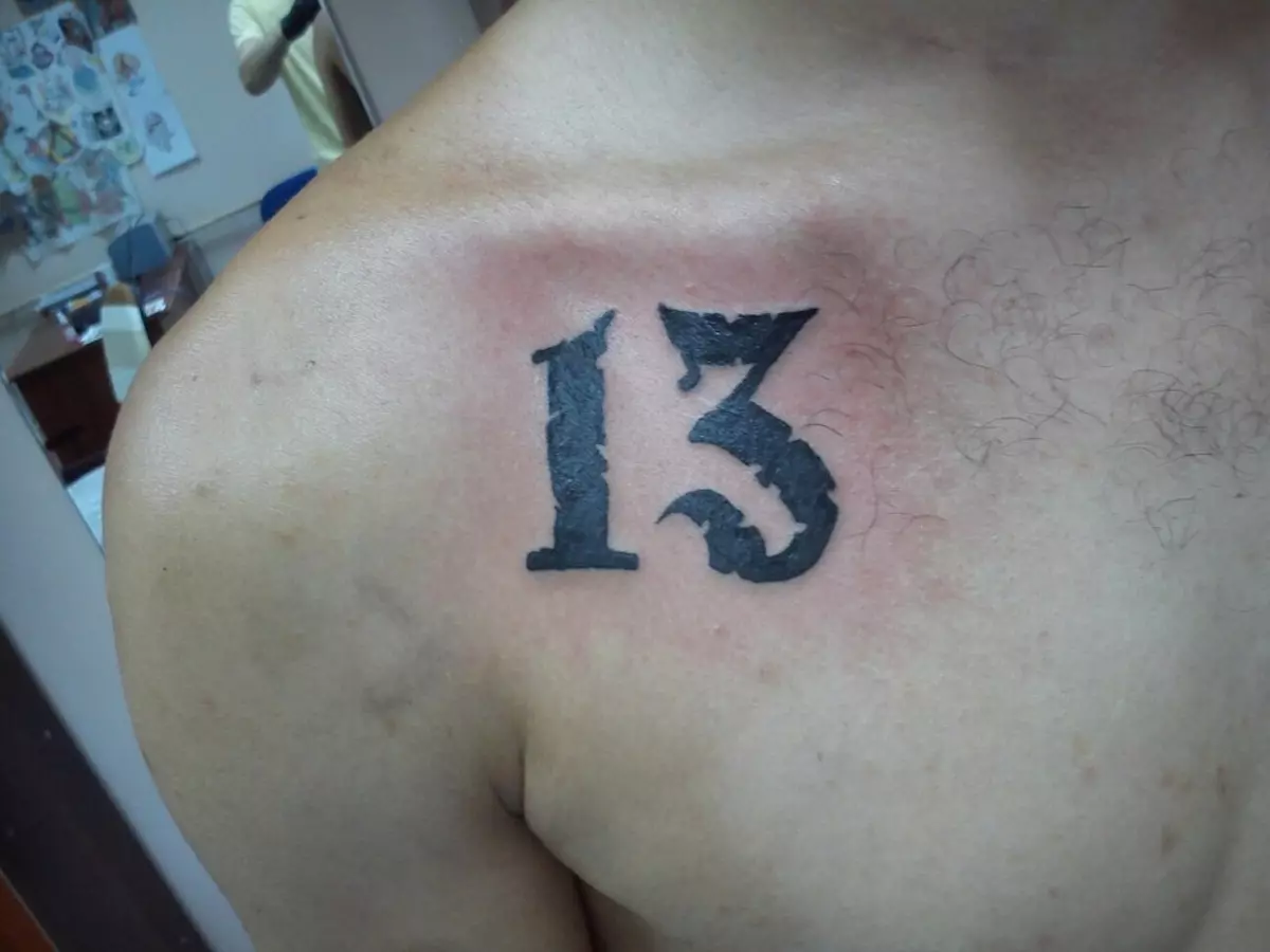 Tattoo with Digit 13` արժեք եւ էսքիզներ: Ինչ է նշանակում պարանոցի եւ ձեռքի վրա գտնվող համարը տղամարդկանց եւ աղջիկների մարմնի այլ մասերում: 13972_26