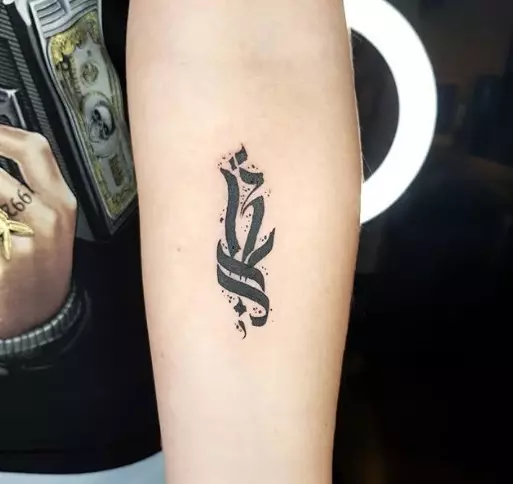 Tattoo z oznako 13: Vrednost in skice. Kaj počne številka na vratu in na roki, v drugih delih telesa za moške in dekleta? 13972_3