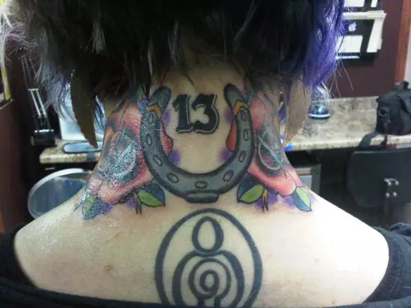 Tattoo with Digit 13` արժեք եւ էսքիզներ: Ինչ է նշանակում պարանոցի եւ ձեռքի վրա գտնվող համարը տղամարդկանց եւ աղջիկների մարմնի այլ մասերում: 13972_7