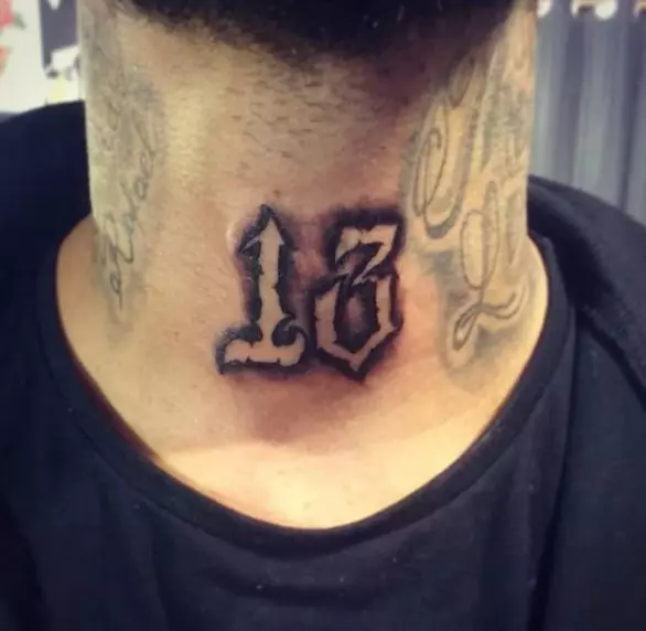Tattoo z oznako 13: Vrednost in skice. Kaj počne številka na vratu in na roki, v drugih delih telesa za moške in dekleta? 13972_8