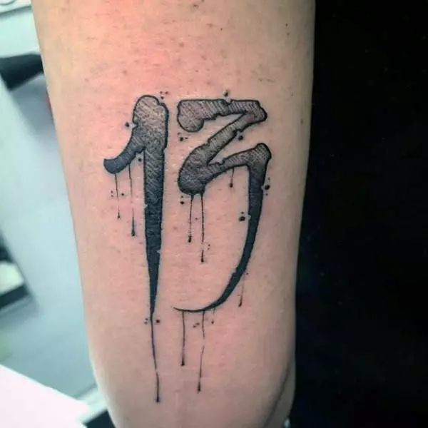 Tattoo mei sifer 13: wearde en sketsen. Wat docht it nûmer op 'e nekke en oan' e hân, yn oare dielen fan it lichem foar manlju en famkes? 13972_9