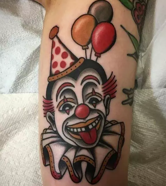 Tattoo «Клоун»: ерлер мен қыздар үшін зұлымдық пен қайғылы клоун очерктері мен тату мәні. клоун нені маска не? Басқа опциялар Tata 13973_3
