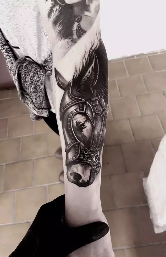 Tato dengan kuda: sketsa dan nilai tato, kuda tato untuk anak perempuan dan untuk pria, tato di tangan dan di belakang, tengkorak kuda dan kuda berapi-api, pilihan lain 13974_11