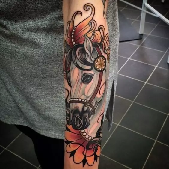 Tattoo Hevosilla: Tatuoinnit, tatuointi hevoset tytöille ja miehille, tatuointi käsillä ja takana, hevosten kallo ja fiery hevonen, muut vaihtoehdot 13974_12