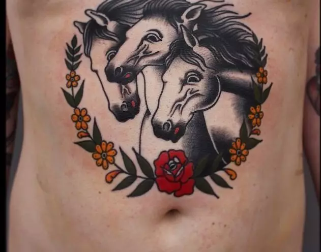 Tatovering med hester: skisser og verdi av tatoveringer, tatovering hester for jenter og for menn, tatovering på hånden og på baksiden, hodeskalle av hester og brennende hest, andre alternativer 13974_15