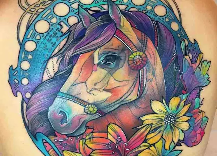 Tato dengan kuda: sketsa dan nilai tato, kuda tato untuk anak perempuan dan untuk pria, tato di tangan dan di belakang, tengkorak kuda dan kuda berapi-api, pilihan lain 13974_16