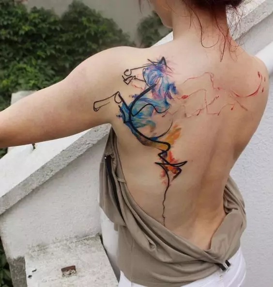 Tatuaj cu cai: schițe și valoare de tatuaje, cai de tatuaj pentru fete și pentru bărbați, tatuaj la îndemână și pe spate, craniu de cai și cal de foc, alte opțiuni 13974_17