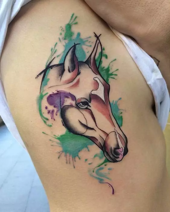 Tato dengan kuda: sketsa dan nilai tato, kuda tato untuk anak perempuan dan untuk pria, tato di tangan dan di belakang, tengkorak kuda dan kuda berapi-api, pilihan lain 13974_18