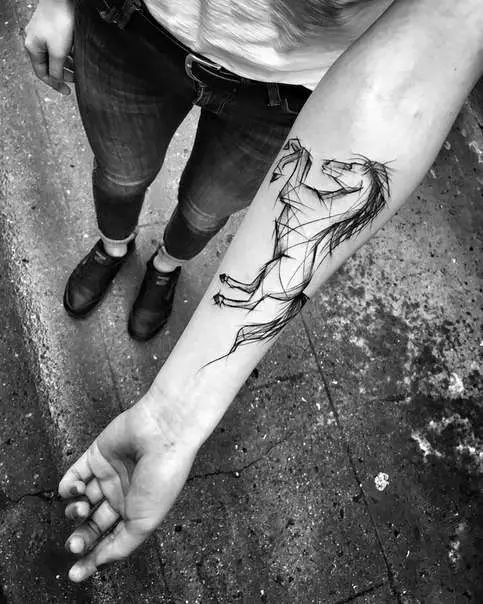 Tattoo Hevosilla: Tatuoinnit, tatuointi hevoset tytöille ja miehille, tatuointi käsillä ja takana, hevosten kallo ja fiery hevonen, muut vaihtoehdot 13974_20