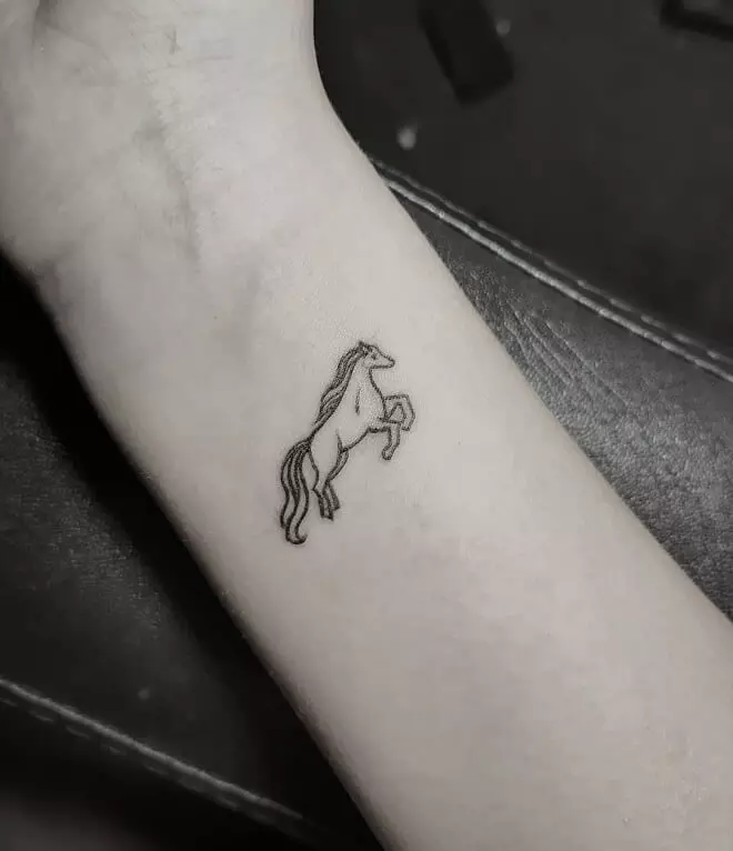 Tato dengan kuda: sketsa dan nilai tato, kuda tato untuk anak perempuan dan untuk pria, tato di tangan dan di belakang, tengkorak kuda dan kuda berapi-api, pilihan lain 13974_21