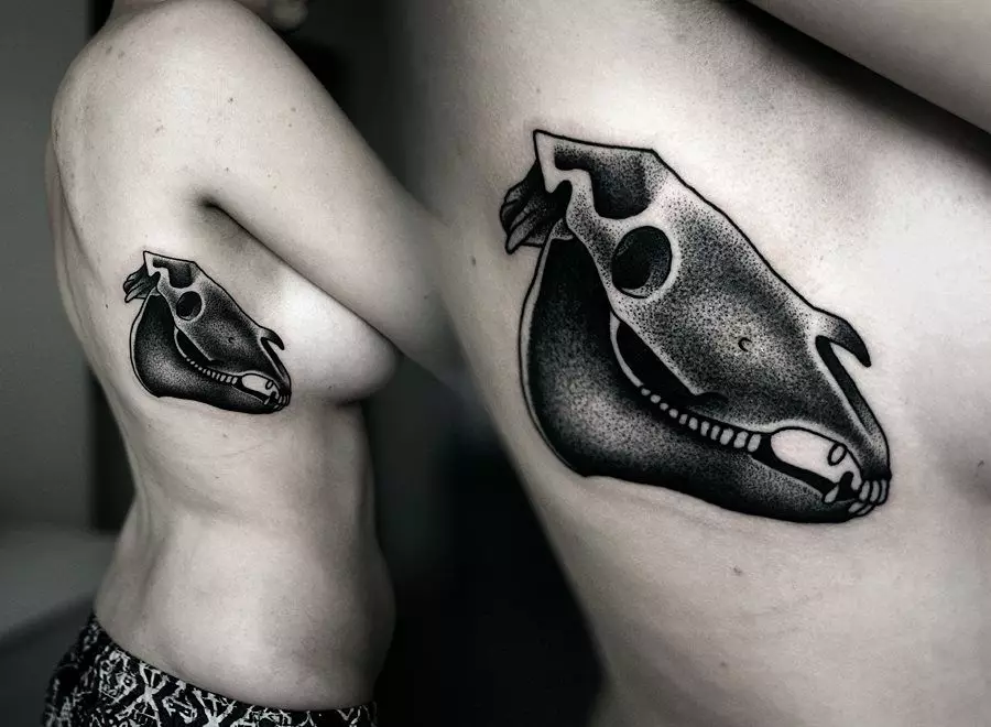 Tattoo Hevosilla: Tatuoinnit, tatuointi hevoset tytöille ja miehille, tatuointi käsillä ja takana, hevosten kallo ja fiery hevonen, muut vaihtoehdot 13974_29