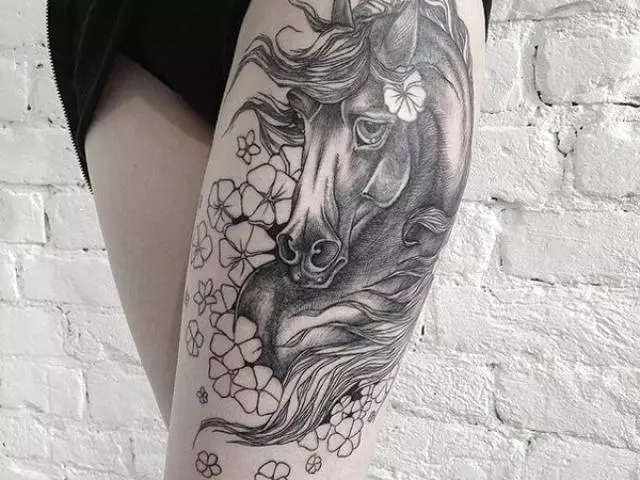 Tattoo Hevosilla: Tatuoinnit, tatuointi hevoset tytöille ja miehille, tatuointi käsillä ja takana, hevosten kallo ja fiery hevonen, muut vaihtoehdot 13974_3