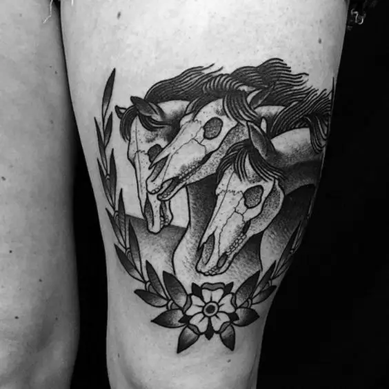 Tatuaj cu cai: schițe și valoare de tatuaje, cai de tatuaj pentru fete și pentru bărbați, tatuaj la îndemână și pe spate, craniu de cai și cal de foc, alte opțiuni 13974_30